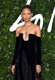 黒人である私は可哀想、といった話はもうたくさん」──モデル界きっての才女、アデスワ・アイゲウィが目指すアフリカ。【戦うモデルたち】 | Vogue  Japan