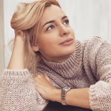 Как страшно жить иначе... Страх неизвестности сильно нас пугает, а вдруг не  получится, а вдруг не справлюсь, а вдруг будет хуже... Сейчас же всё  понятно, предсказуемо и вроде бы нормально. Можно объяснять