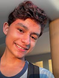 Pedro Arthur: uma jornada artística marca por desafios e superação