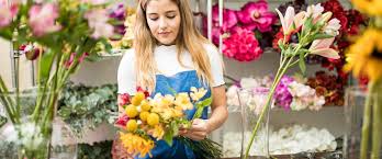Le vendeur est également responsable de son rayon, de la présentation, de l'étiquetage et du rangement des articles. Fiche Metier Fleuriste Vendeur Vendeuse Leguidedesmetiers
