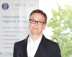 If your baby's head has not moved walking is safe late in pregnancy, but be careful not to wear yourself out. Fachbereiche Labor 28