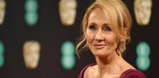 J.K. Rowling, criticada por sus comentarios sobre la entrenadora  transgénero del Sutton