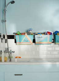 27 Idees Geniales Pour Tout Ranger Dans La Salle De Bains Salle De Bain Enfant Rangement Jouets Salle De Bain Rangement Baignoire