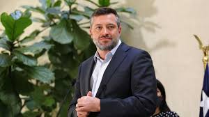 İlk olarak şekeri, krem ve labne peynirleri derin bir kapta. Sichel Revelo El Motivo Del Tatuaje Que Se Hizo El Dia Que Dejo La Moneda Para Irse Al Mando Del Banco Estado El Periscopio Noticias