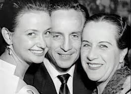 Recuerdos de oro. Una imagen del baúl de los recuerdos donde vemos a  Roberto Gómez Bolaños, en compañía de su madre Elsa Bolaños Cacho y su  esposa Graciela Fernández. #CineMexicano #epocadeoro #RobertoGomezBolaños #