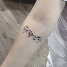 Tatouage De Famille Idees Pour Un Symbole Ou Une Police Ayant Un Sens In 2020 Tattoos For Daughters Mother Tattoos Family Tattoos