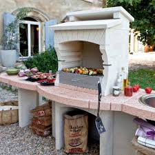 Une Cuisine Exterieure Classique Avec Un Barbecue En Pierre Reconstituee Un Evier Et Un Plan De Travail Castorama Outdoor Decor Barbecue Decor