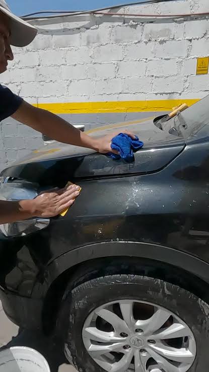 Proceso de corrección y pulido de pintura automotriz