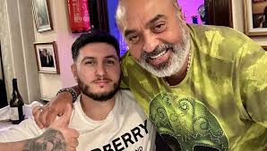 Chico Castillo: “Mi inspiración la encuentro cerrando los ojos y me llega  una luz que me lleva a otro lugar.”