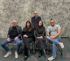 Its an Addams Family reunion. Anjelica Huston, Christopher Lloyd, Christina  Ricci, Jimmy Workman and Carel Struycken reunite at ComicCon in LA :  rDamnthatsinteresting