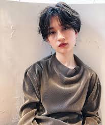 センター分け ショートで大人クールに 30代女性のトレンドヘアをご紹介 folk ショートのヘアスタイル トレンドヘア ハンサムショート