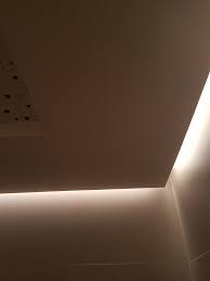 badkamer toilet verlaagd plafond met indirect licht en gaten voor ventilatie plafondverlichting verlaagd plafond indirecte verlichting