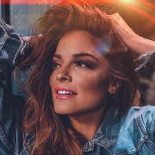 Lisa Berling's Instagram, Twitter & Facebook