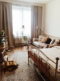 Wunderbare Einrichtungsidee Fur Dein Wg Zimmer Schoner Dielenboden Grosses Fenster Gemutliche Einrichtung Wg Zimmer Zimmer Einrichten Gemutliche Einrichtung