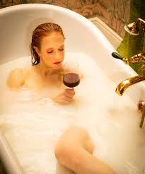 Beine mit frau in badewanne. Badewanne Mit Rotwein 2 Foto Bild Erwachsene Portrait Portrait Frauen Bilder Auf Fotocommunity