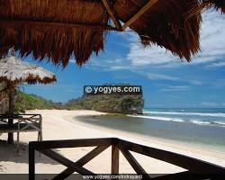 Gambar Bersantai di tepi pantai di Pantai Pasur