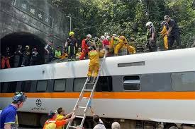 At 09:28 nst (01:28 utc), a southbound 408 taroko express train bound for chongde station derailed as it entered the chingshui tunnel south of heren. Fpo0cwfahspcem
