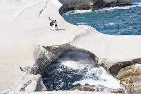 Sarakiniko zählt zu den highlights der insel und wird wegen der skurril geschliffenen, hellen felsen oft als mondlandschaft bezeichnet. Sarakiniko Auf Dem Weissen Mond Von Milos Indigoblau Reiseblog Nachhaltig