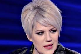 Artista poliedrico non sempre capito per preconcetto che va prima visto live e poi contact manuela villa pagina ufficiale on messenger. Manuela Villa Chi E La Cantante La Causa Per Il Riconoscimento Legale