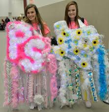 The mum shop has been making mums and garters in north texas for 35 years. Houston Students Celebrate Homecoming With Over The Top Texas Sized Mums