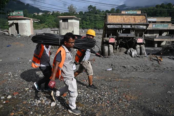 Nepal rescuers advance towards trapped tunnel workers