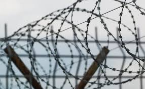 Во Франции заключенный сбежал из тюрьмы, спрятавшись в мешке с бельем — РБК