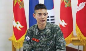 Fans all over social media are excited as the korean actor and model has completed his 2 years mandatory military service and is finally back. Netizens Can T Believe Shinee S Minho Will Be Discharged From The Military Soon Allkpop