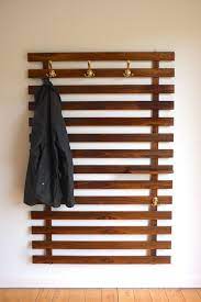 Zur befestigung an der wand jetzt zwei löcher auf die rückseite der ski bohren und genau diesen abstand an der wand zu markieren. Moderne Flurmobel Ausgefallene Garderobe Ideen Archzine