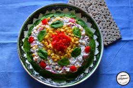 Se fierbe la foc domol cca. Salata Cu Piept De Pui Si Porumb Este O Salata Foarte Simpla Si La Indemana Fiind O Salata Satioasa Ea Poate Fi Servita Atat La Pranz C Salad Food Cobb Salad
