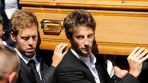Dazu prangt eine biene auf dem boliden. Jules Bianchi Sebastian Vettel Tragt Sarg Aus Der Kathedrale