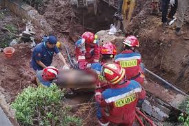 Tertimpa Beton Turap, Dua Pekerja Proyek Saluran Air di Jatinegara  Dievakuasi