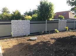 Gabionen Kaiser Voll Verschweisste Gabionen In Verbindung Mit Wpc Elemten Und Gabionenstein Heinrich Grau Als Fullung Ideenaus Gabionen Gabionenzaun Wpc Holz