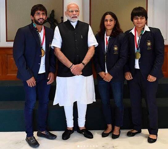Prime Minister Narendra Modi Meets Asian Games 2018 Medal Winners| एशियन गेम्स 2018 के विनर्स के साथ कुछ इस अंदाज में नजर आएं पीएम नरेंद्र मोदी