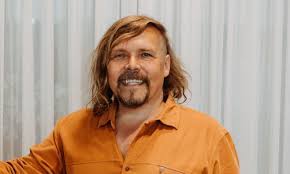 Petr vachler (54) je vyznavačem pro mnohé poměrně svérázných životních filozofií. Vachlerova Produkce Vachler Art Company Natocila Serial O Ufo Urceny Pro Netflix Borovan Cz