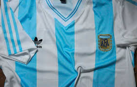 Sin dudas, la nueva camiseta argentina será una de las más curiosas de los últimos tiempos. De Cara Al Mundial Presentaron La Nueva Camiseta De Argentina
