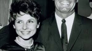 Lois Garner's Instagram, Twitter & Facebook