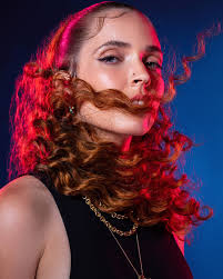 Rápida como el viento, tranquila como la madrugá. . @pineboxvs 📸  poniéndome a brillar @joarlacaridadjewellery bañandome de oro y mar✨  @lunarizada volviendo fuego la melena . . #sirenadefuego #nikolaxlunarizada  #rezilotes