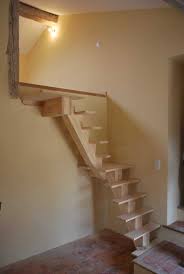 Un Bon Escalier Pour Un Minimum D Espace Small Staircase Tiny House Stairs House Stairs
