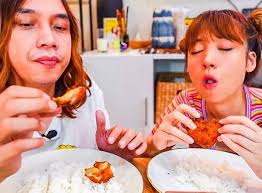 Keseruan Gerry Girianza dan Bella Tanesia saat Mukbang Makanan Pedas