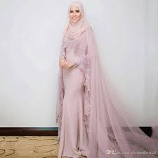 Gaun pengantin muslimah saat ini sudah sangat modern dan mewah untuk membuat semua tamu sebaiknya menghindari gaun pengantin dengan ekor yang panjang karena dress yang seperti ini. Muslim Evening Dresses 2019 Mermaid Long Sleeves Appliques Lace Formal Hijab Islamic Dubai Kaftan Saudi Arabic Long Evening Gown Uk 2021 From Dressesbridal Gbp Muslim Evening Dresses Muslimah Wedding Dress Nikah Dress
