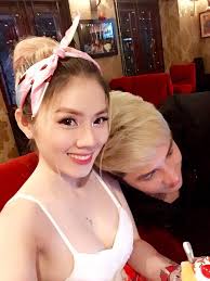 Thi thoảng chấn khang và vợ up hình gia đình lên trang cá nhân nhưng không ai biết đấy là con của cặp đôi. Danh Tinh Ná»¯ Ca SÄ© Gá»£i Cáº£m Yeu Lam Cháº¥n Khang 17 NÄƒm Má»›i CÆ°á»›i
