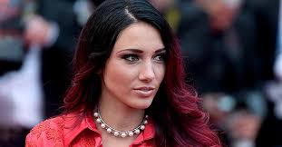 Il est diffusé quotidiennement sur tf1 du lundi au vendredi à 19h20 (du 17 juillet 2017 au 20 mars 2020). Delphine Wespiser En Deuil Son Medecin Est Mort Du Covid 19