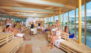 This unique hotel consists of a reconstruction of the hms victory (ship) and a venetian palace, and recreates the feeling of being on a ship, yacht or in venice. Therme Erding Busreisen Cc