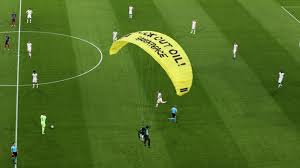 Sportstudio live zeigt dieses spiel hier live im stream. Greenpeace Zieht Konsequenzen Aus Unfall Bei Em Spiel Munchen Sz De