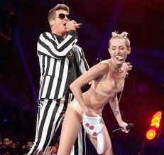 Miley Cyrus se reconvertit dans la maçonnerie Images?q=tbn:ANd9GcSvGHJufXIBMfxTPRM3jPt5TD2v-0eLO8P-co0FhYhOSBu21PyH