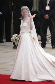 Beatrice baby news announced on same day as harry and meghan anniversary. Meghan Markle S Royal Wedding Dress Compared To Kate Middleton S Wedding Dress