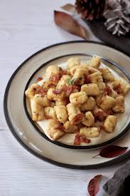 La polenta è una preparazione tradizionale e antica, ricca e sostanziosa, tipica. Gnocchi Di Polenta Senza Glutine Una Sexy Ricetta Di Riciclo The Eat Culture