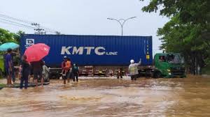 Akibat banjir di semarang itu, jalur pantura lumpuh hingga bandara ahmad yani ditutup. Fiyfatw9glfdpm