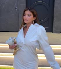 On average, the price for an advertisement on kylie's instagram costs $ 1,266,000, an increase by year costing about $ 1 million. Kylie Jenner Copies Sister Khloe Kardashian S Ariana Grande Ponytail Look All The Updates Of Show Keeping Up With The Kardashian Episodes News