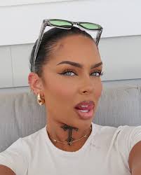 Aliza Jane: Mỹ nhân kiếm bộn tiền nhờ 'yêu không biết mệt'